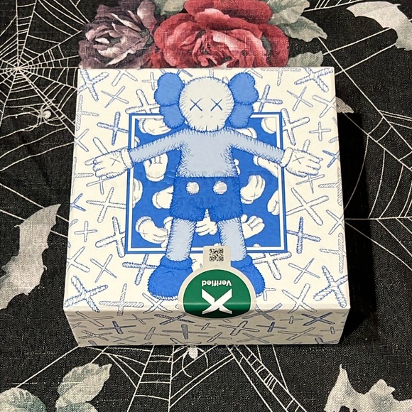 BRAND NEW IN BOX KAWS HOLIDAY TAIPEI CERAMIC PLATES (SET OF 4) BLUE/WHITE RARE - Picture 2 of 3